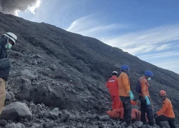 Gunung Marapi Kembali Erupsi, Semburkan Abu Vulkanik Setinggi 2.000 Meter