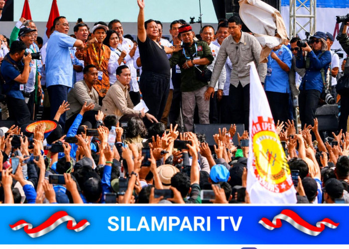 Viral! Prabowo Lempar Baju Safari ke Massa Buruh Saat May Day