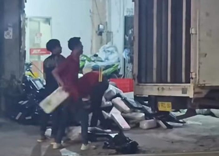 Video Viral Petugas Ekspedisi Melempar Paket Asal-Asalan ke Dalam Truk, Netizen Geram