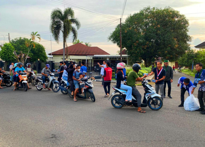 Tebar Kebaikan Ramadan, Polisi dan OKP di Lubuklinggau Bagikan Ratusan Takjil