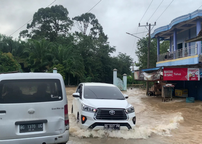 Badan Jalan dan Rumah Warga Desa Rantau Kadam dan Karang Dapo Terendam Banjir akibat Luapan Sungai Air Rawas