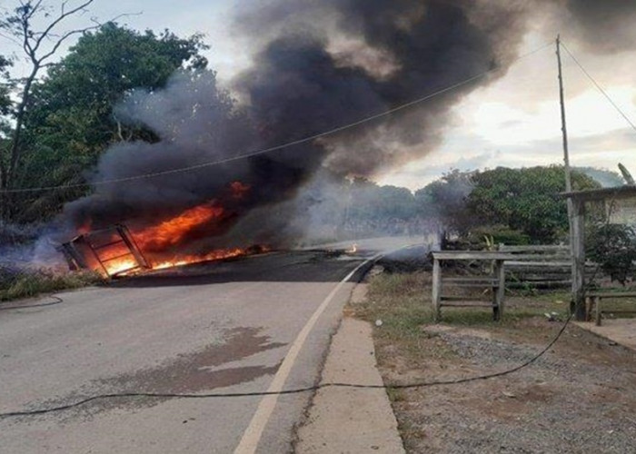 Kebakaran Mobil Pengangkut Minyak di Sekayu: Mobil Terbakar, Dua Rumah Dilalap Api