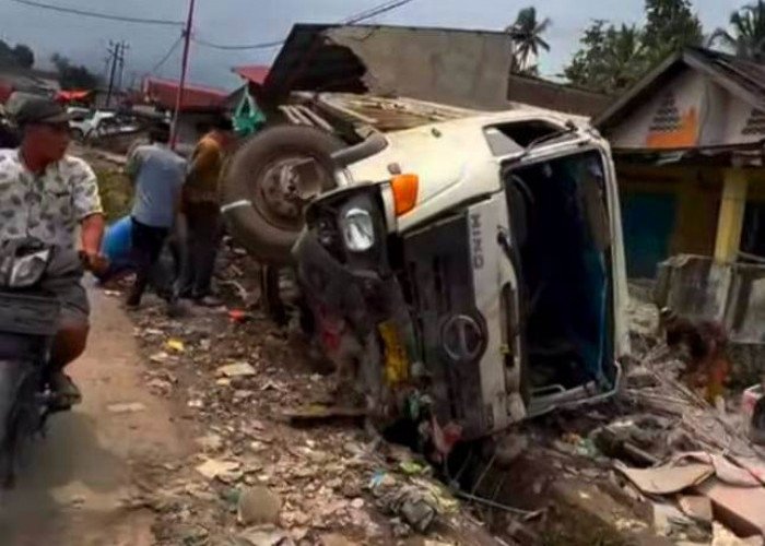 Rem Blong, Truk Fuso Seruduk Rumah Warga di Jalur Curup–Lubuklinggau