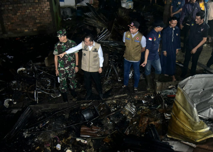 Malam Lebaran, 16 KK Harus Kehilangan Tempat Tinggal akibat Kebakaran,  Pj Gubernur Agus Fatoni Kasih Bantuan