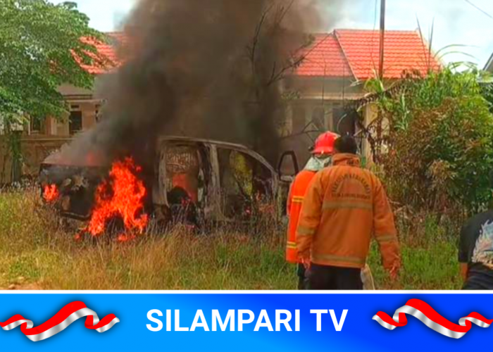 Gara-gara Anak Bermain Api, Mobil Hilux Ludes Terbakar di Lubuklinggau Timur.