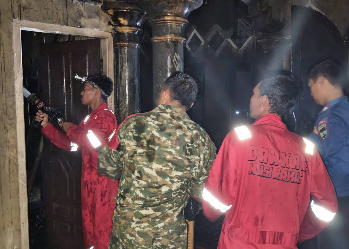 Respons Cepat Damkar Musi Rawas Tangani Kebakaran Rumah di Desa Tugu Sempurna, Kecamatan Muara Kelingi