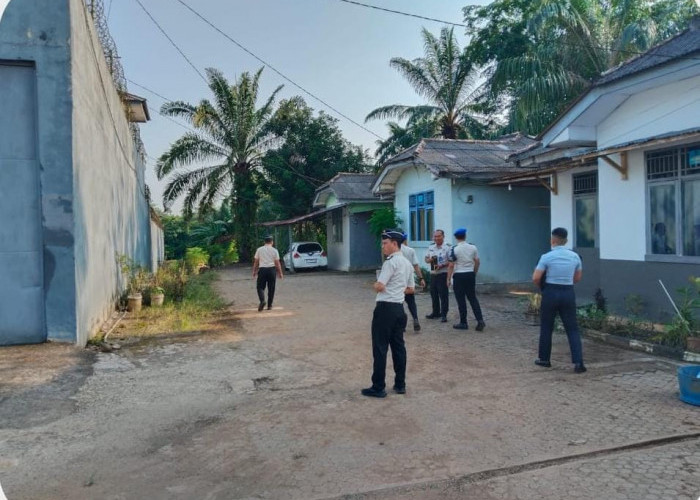 Pastikan Area Steril Tetap Aman, Petugas Lapas Narkotika Muara Beliti Gelar Kontrol Brandgang Luar Rutin