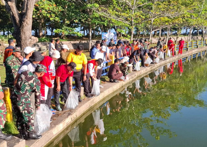 Pemprov Bengkulu dan TNI Gelar Aksi Bersih Pantai Tapak Paderi, Tebar 2.500 Bibit Ikan Nila
