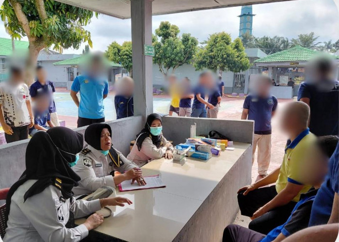 Peduli Kesehatan Warga Binaan, Perawat Lapas Narkotika Kelas IIA Muara Beliti Turun Langsung Berikan Layanan P