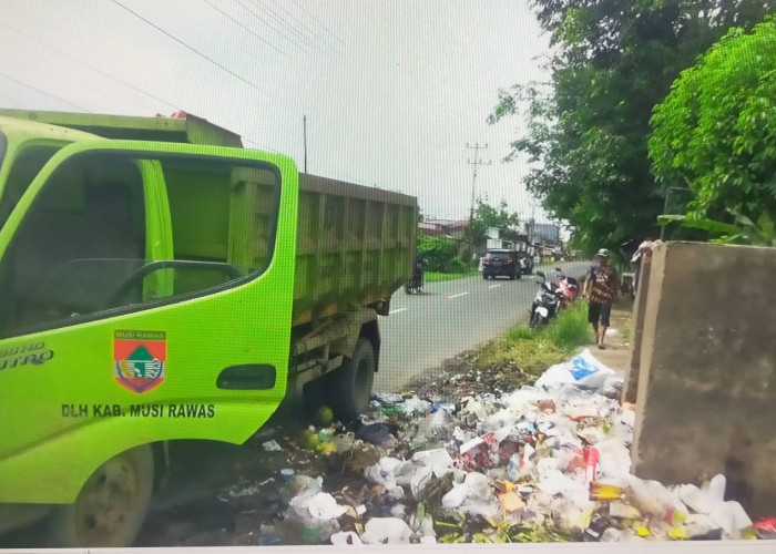 Keluhan Petugas DLH Dalam Mengatasi Tumpukan Sampah  Berserakan di Musi Rawas