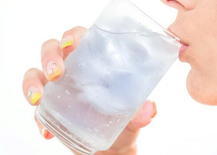 Benarkah Air Es Bisa Ganggu Pencernaan? Ini Penjelasan Medis yang Perlu Diketahui