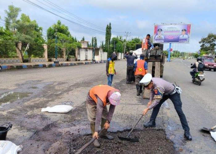 Jalinsum Berlubang di Muara Beliti Diperbaiki, Satlantas Polres Musi Rawas Berkoordinasi dengan BPJN