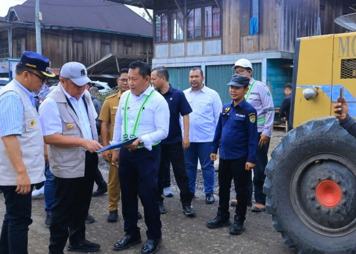Herman Deru Jalan Kaki Cek Jalan Rusak di Muara Pinang, Perbaikan Bertahap Dilakukan