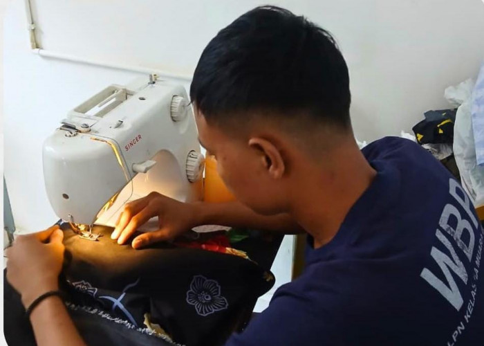Dari Balik Mesin Jahit, Warga Binaan Lapas Narkotika Muara Beliti Ciptakan Rompi Siap Pakai