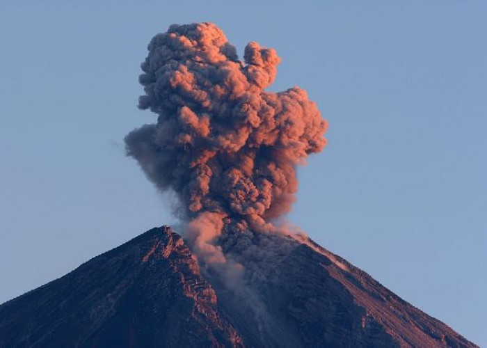 Gunung Semeru Erupsi 4 Kali dalam 3 Jam, Kolom Abu Capai 1.300 Meter