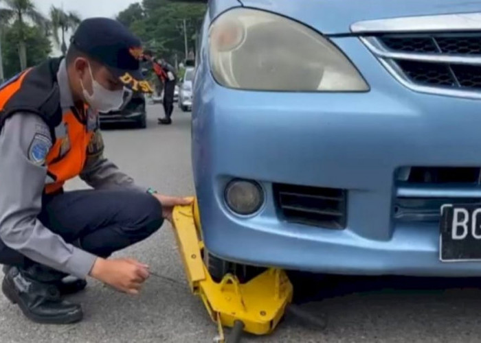 Mobil yang Parkir Sembarangan di Depan RSMH Dikunci Gembok oleh Dishub