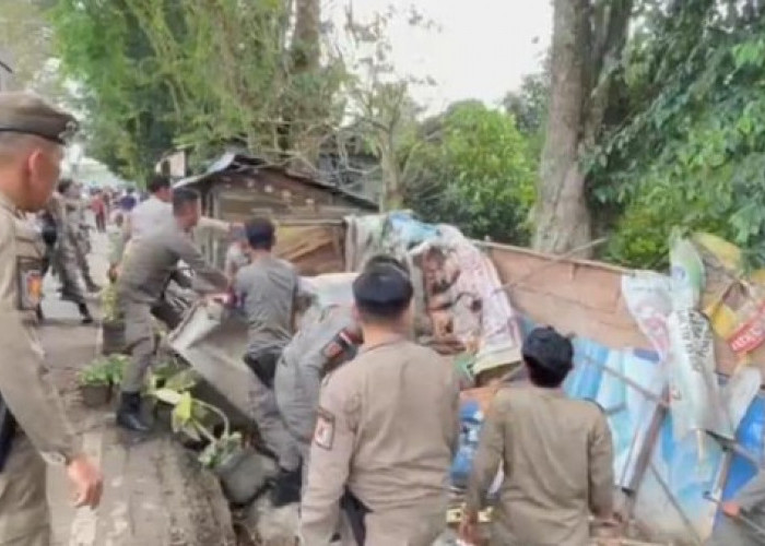 Satpol PP Tertibkan 6 Gubuk Liar di Lubuklinggau, Diduga Jadi Lokasi Praktik Prostitusi
