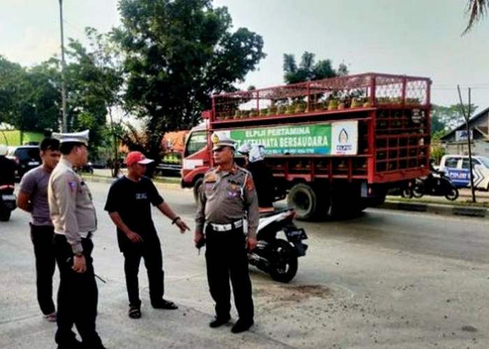 Seorang Wanita di Palembang Tewas Usai Motornya Bersenggolan dengan Truk