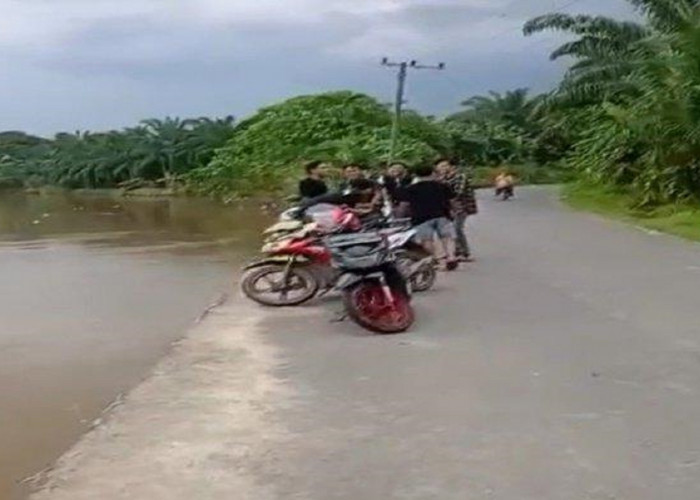 Akibat Abarasi Sungai Jalan Raya Karang Dapo – Rawas Ilir Nyaris Putus