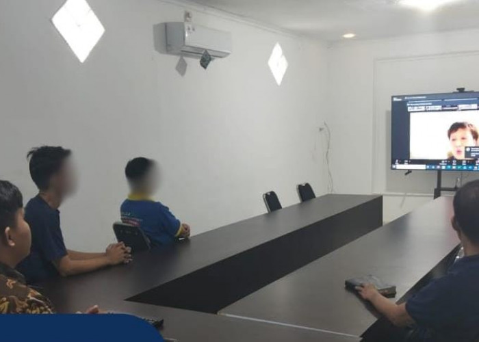 Dalam Suasana Khusyuk, Ikuti Ibadah Jumat Agung Virtual