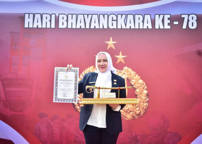 Bupati Musi Rawas Hj Ratna Machmud Terima Penghargaan dan Pin Emas dari Kapolri