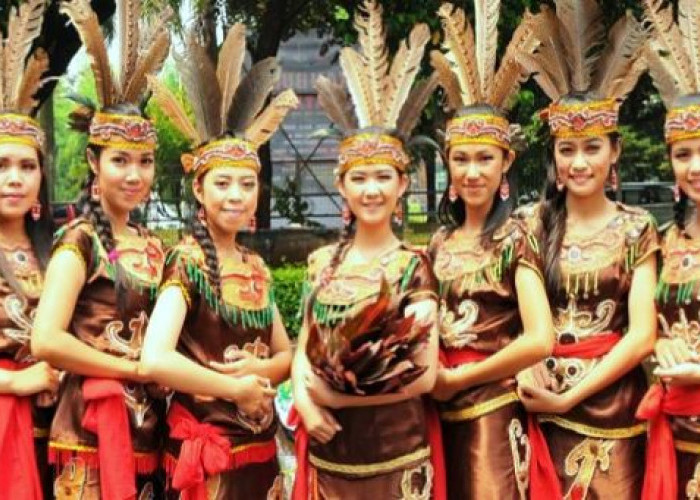Paras Cantik Perempuan Suku Dayak  Kalimantan, Ternyata Tidak Mudah untuk Dipinang, Ini Alasannya!