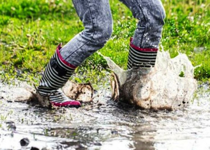 Apakah Anda Sering Memakai Sepatu Basah Saat Musim Hujan? Hati-Hati, 4 Penyakit Ini Mewabah