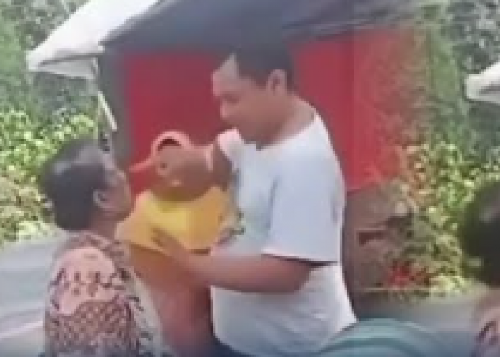 Nenek Pengemis Memukul Mobil di Simpang Empat Dekso,