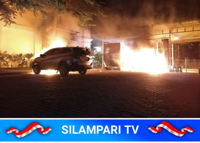 Diduga Ada Unsur Kesengajaan, Kebakaran Hanguskan Mobil dan Motor di Kertapati Palembang