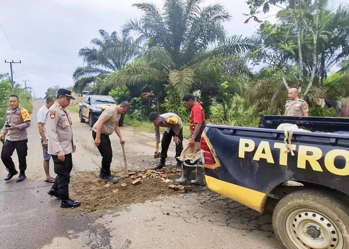 Polsek BTS Ulu Bergerak Cepat Perbaiki Jalan Rusak di Jalur PALI–Musi Rawas