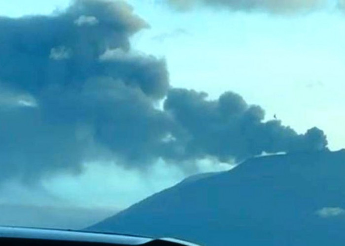 Kembali Alami Erupsi, Marapi Sumbar Lontarkan Abu Vulkanik Hingga 700 M