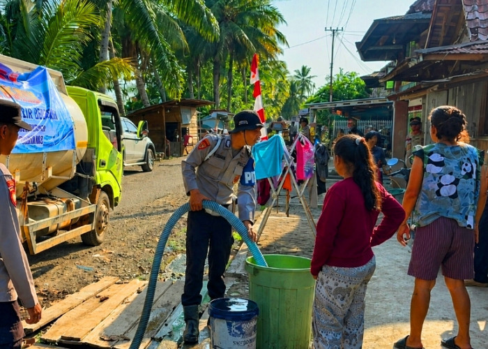 Kemarau Keringkan Sumber Air, Polres Musi Rawas Distribusikan 5.000 Liter Air