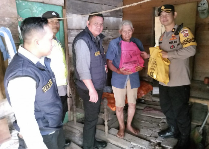 Kapolres dan Wakapolres Musi Rawas Turun Langsung ke Rumah Warga Kurang Mampu untuk Berikan Bansos