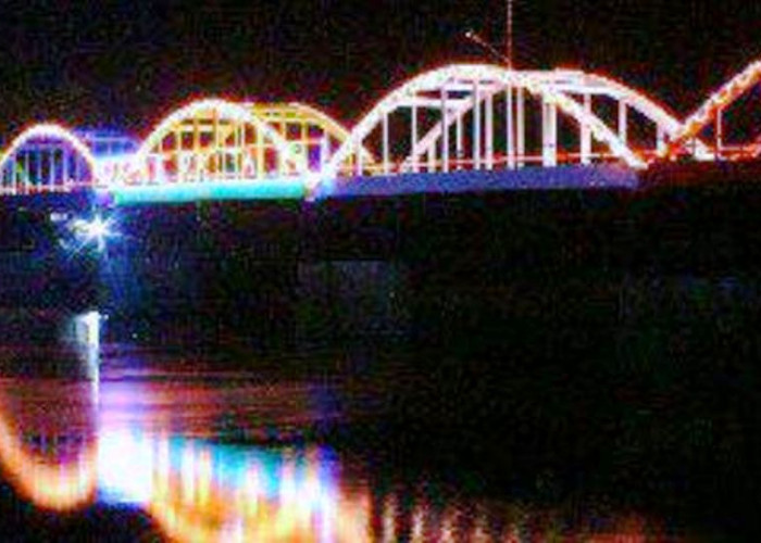 Nikmati Suasana Malam Nataru di Jembatan Pelangi Muratara, Cocok Dijadikan Spot Foto