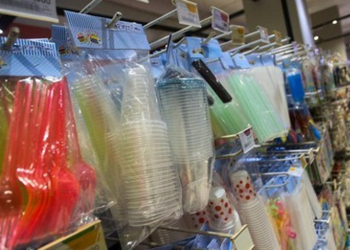 Harga Plastik Melonjak Hingga 50 Persen, Dampak Konflik Global Tekan UMKM