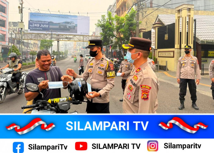 Polres Lubuk Linggau Turun ke Jalan, Bagikan Masker Gratis di Tengah Kabut Asap