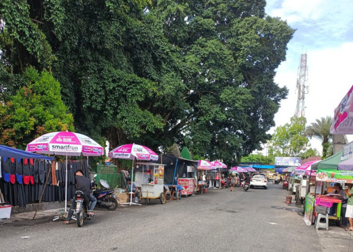 Smartfren Dukung UMKM: Bagikan Tenda Payung untuk Pedagang di Alun-Alun Merdeka Lubuklinggau