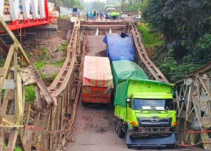 4 Truk Terjebak di Jembatan Ambruk Muara Lawai Lahat, 2 Sopir Luka Serius, Evakuasi Belum Dilakukan.