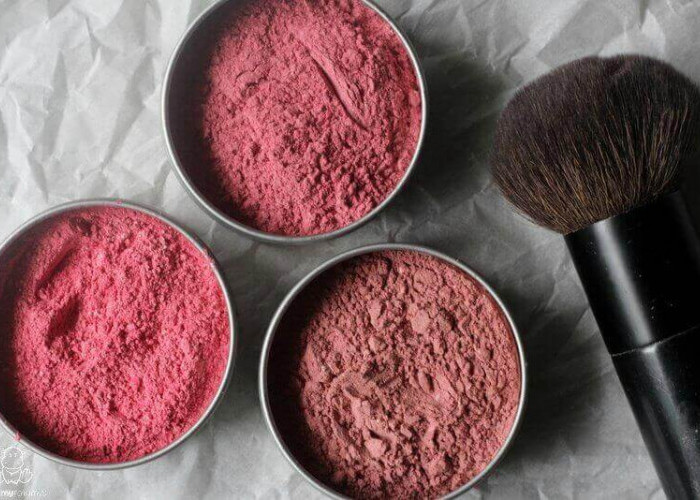 Kenapa Powder Blush Bisa Bikin Makeup Kelihatan Tua?