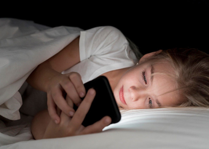 Kebiasaan Scroll Media Sosial Berlebihan Bisa Picu Kecemasan pada Remaja