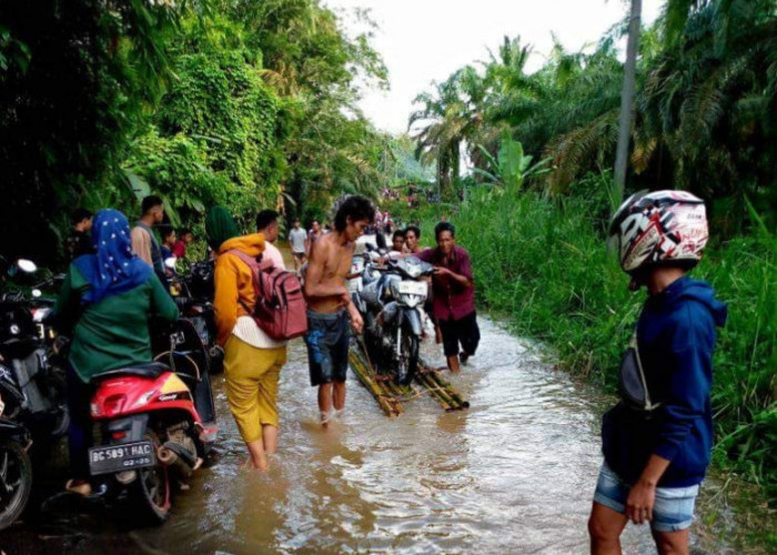 Banjir Besar di Sungai Makot Desa Taba Renah, Akses Jalan Terhambat, Warga Berharap Ada Solusi dari Pemerintah