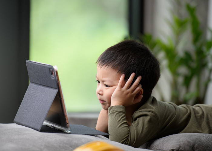 Waspadai Dampak Screen Time Berlebih pada Anak dan Cara Mengatasinya