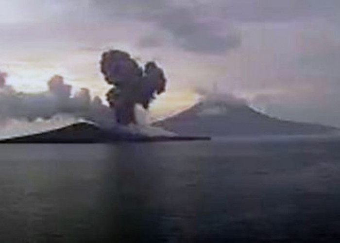 Gunung Anak Krakatau Kembali Erupsi, Keluarkan Abu Vulkanik Setinggi 1000 M