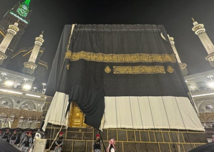 Pergantian Kiswah Ka'bah: Baitullah Bersalin Jubah, Menyambut Tahun Baru Hijriah Penuh Harapan & Kesucian