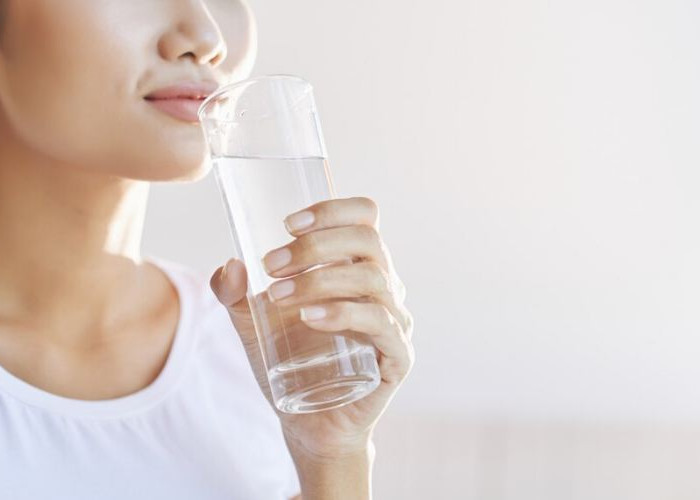 Tidak Suka Minum Air Putih? Ketahui 9 Manfaat Air Putih Bagi Kesehatan