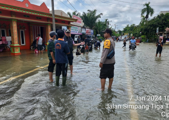 Polsek Jayaloka, BPBD Musi Rawas dan Warga Bekerjasama Atur Lalulintas Akibat Banjir di Mura