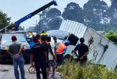 Hindari Lubang, Mobil Box dari Bengkulu Terbalik di Musi Rawas