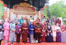 Wali Kota dan Ketua Dekranasda Hadiri Pembukaan Festival Seni Adat dan Festival Anjungan Provinsi Sumsel