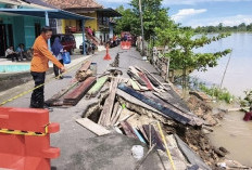 Tebing Sungai Musi Longsor, Warung Ambruk dan Lima Rumah Warga Terancam
