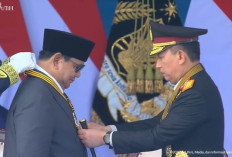 Presiden Prabowo Dianugerahi Medali Kehormatan Loka Praja Samrakshana pada Hari Bhayangkara ke-80